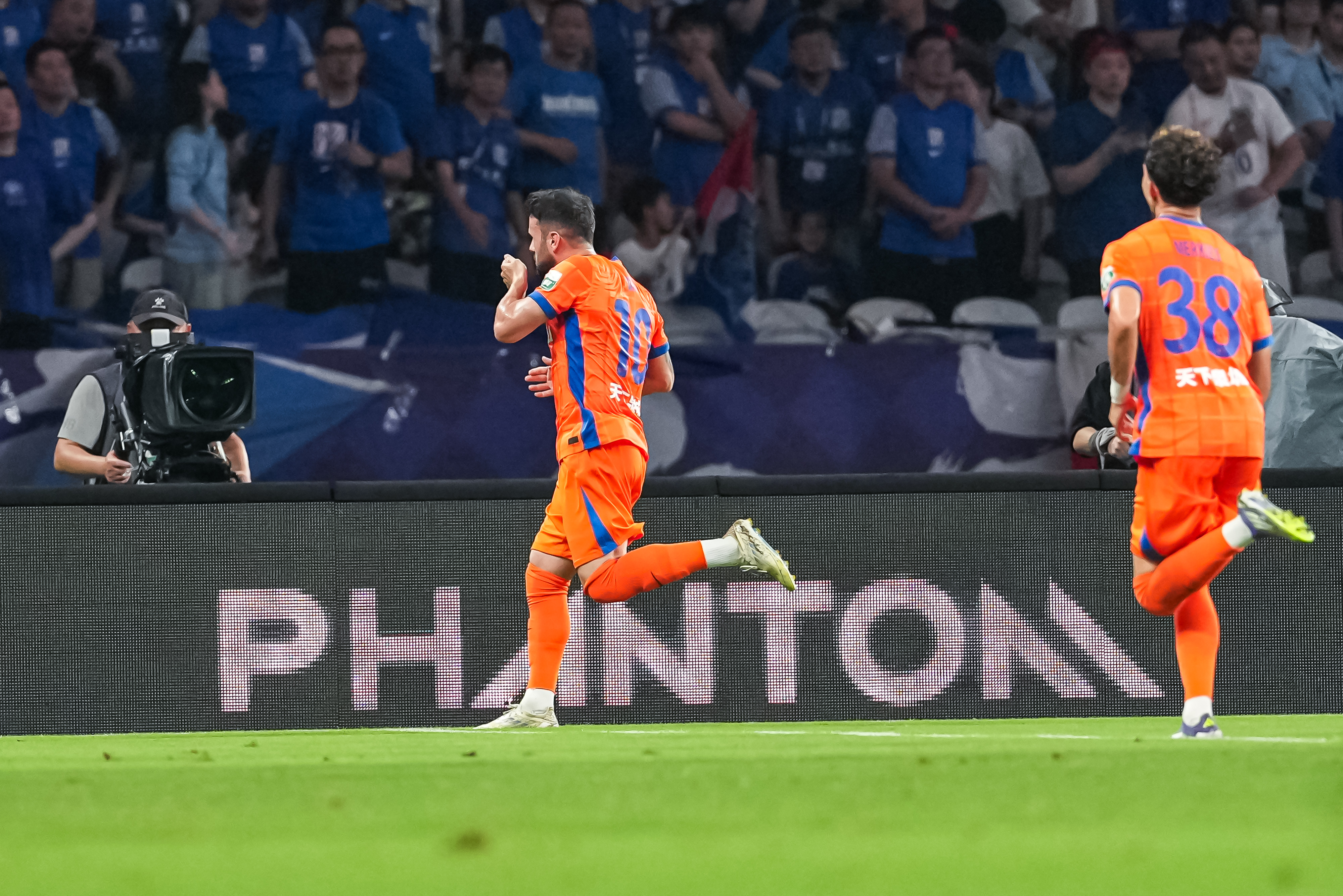 星空体育-金靴稳了？卡扎近2场对国安&amp;amp;申花狂进7球，近7场轰14球&amp;amp;赛季22球