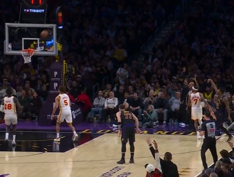 星空体育官方入口-暂停后8-0稳住！东契奇助攻詹姆斯&amp;斯玛特三分 自己抛投2+0！